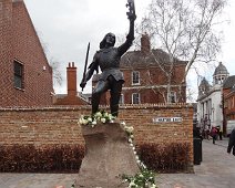 Statue of Richard III, King of England from 1483 until his death in 1485. He was the last king of the Plantagenet dynasty. This statue stands on the NE corner of the square in front on the Leicester Cathedral. The flowers and candle celebrate his reburial after his remains were recently discovered under a car park. Statue of Richard III, King of England from 1483 until his death in 1485. He was the last king of the Plantagenet dynasty. This statue stands on the NE corner...